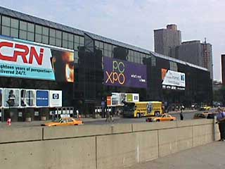 Jacob K. Javits Convention Center�̊O�ς̎ʐ^